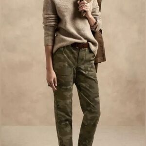 Banana Republic stretchy ankle zippers camo pants‎ size 2